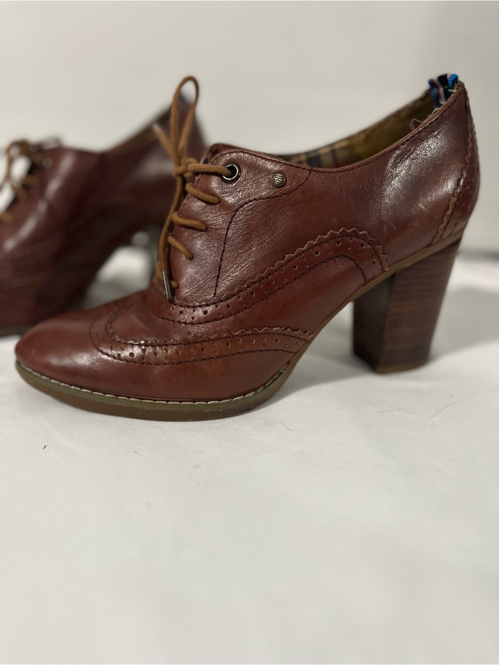 Vintage 1980s women’s Tommy Hilfiger lace up leather heels, size 6.5